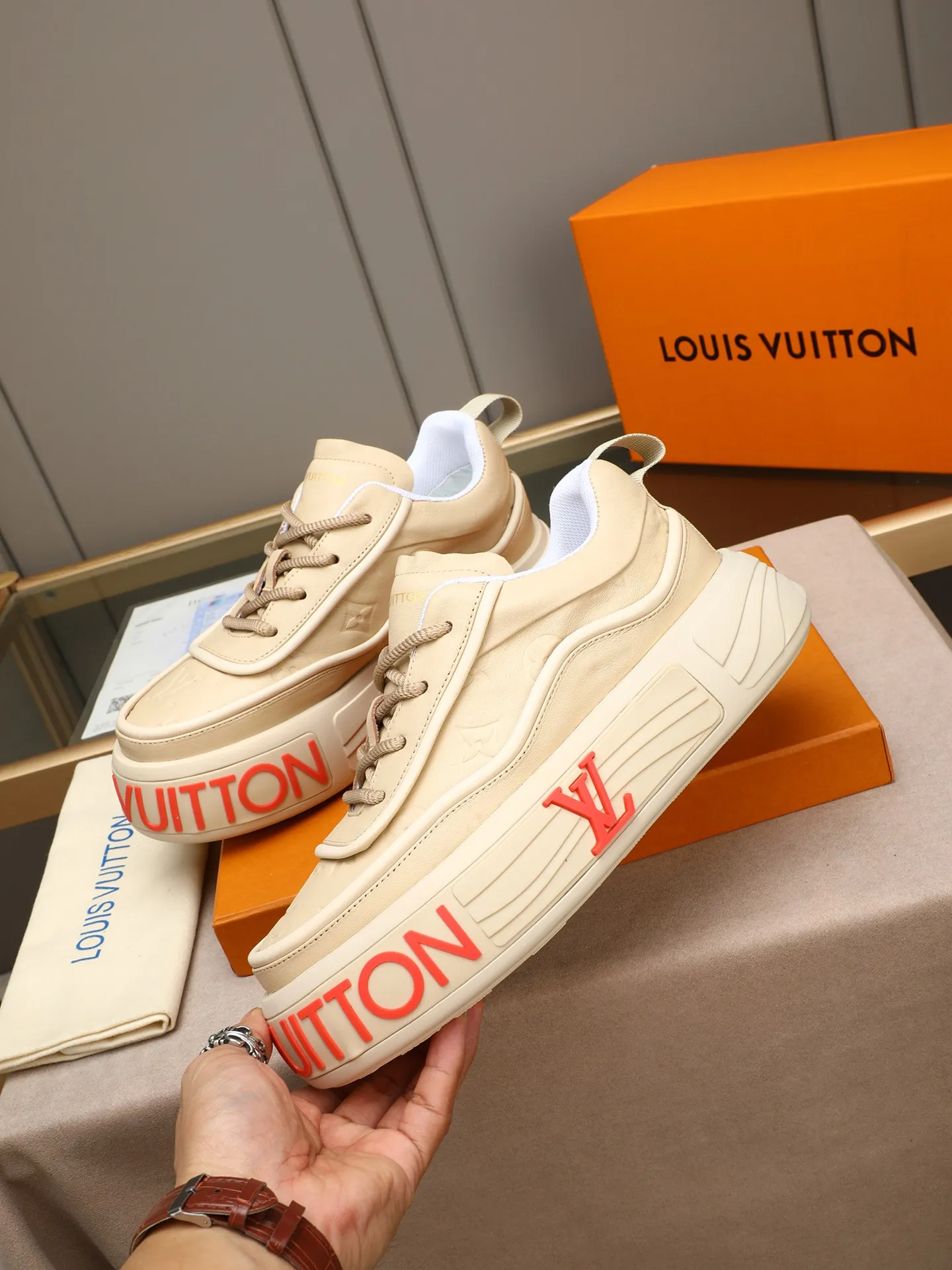 Men's men's shoes 💰560 LV are fashionable and fashionable, and the uppers are made of imported cowhide embossing! Super trendy design! It’s eye-catching! The leather is soft, delicate, shiny and translucent, showing the ultimate in pure handcraftsmanship, and the mesh is soft, comfortable and breathable! Size: 39-44 (38 45 customized)
